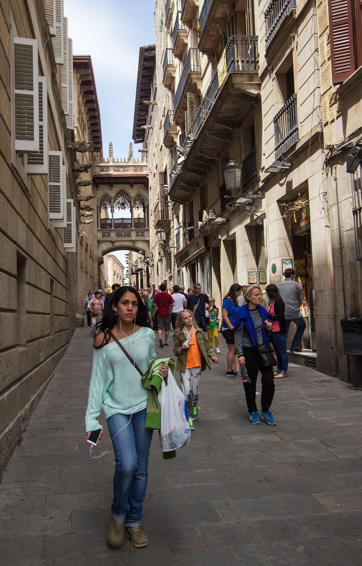 Dona amb bosses a Barcelona. Imatge: pixabay
